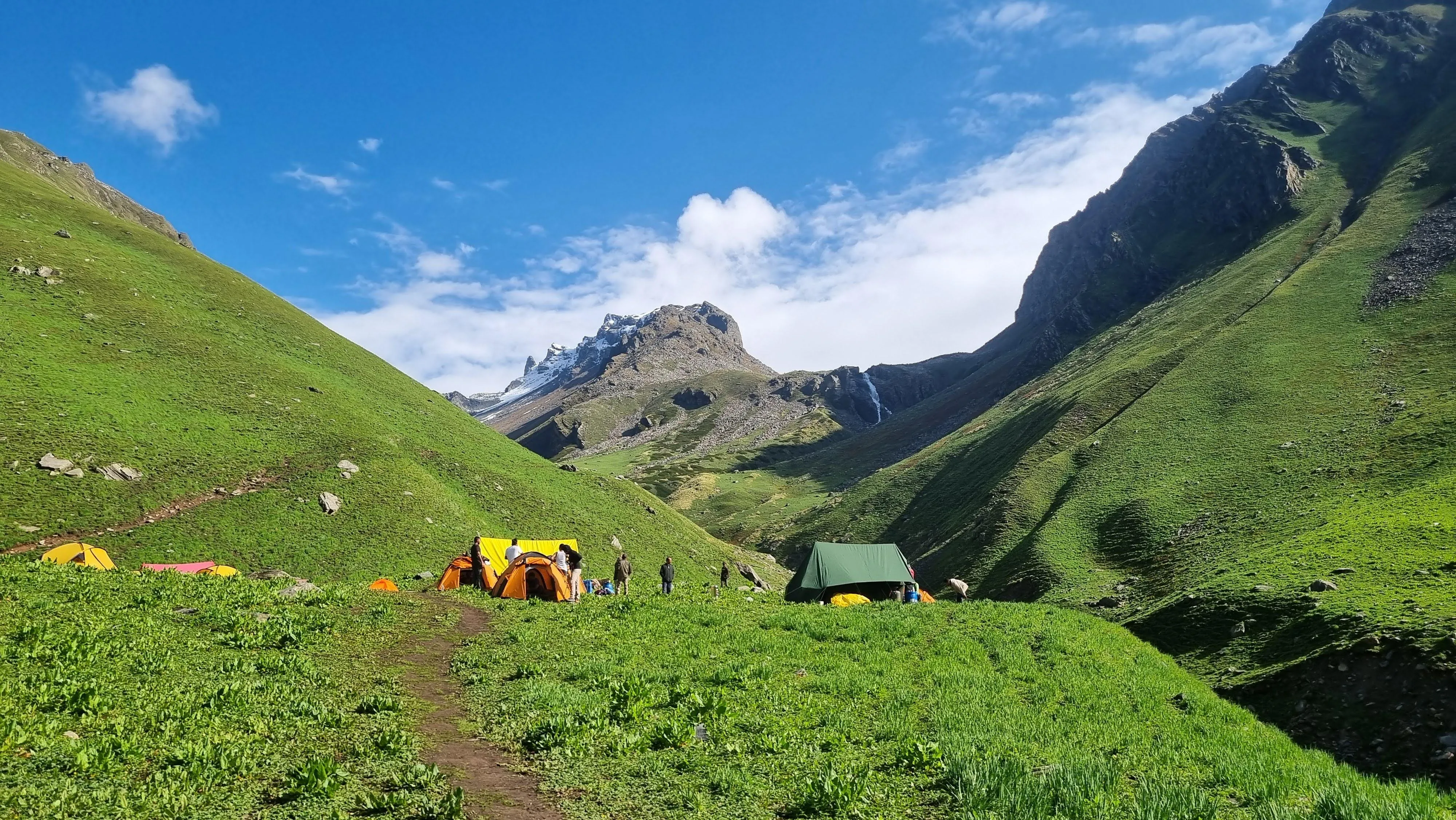 Snowy mountain scenery on the Buran Ghati trek